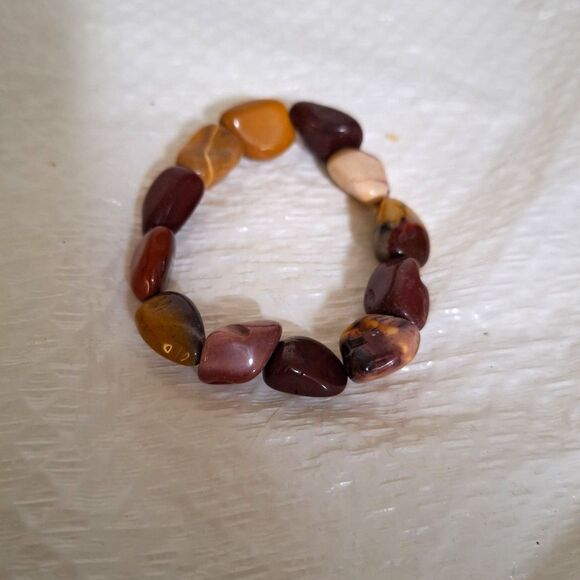A Polished Mookaite Jasper Stone Stretchy Gemstone Bracelet Earthy Grounding - Picture 2 of 7